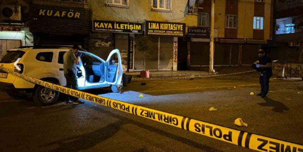 Otomobil yayalara çarptı! Aileler taş ve silahla saldırdı