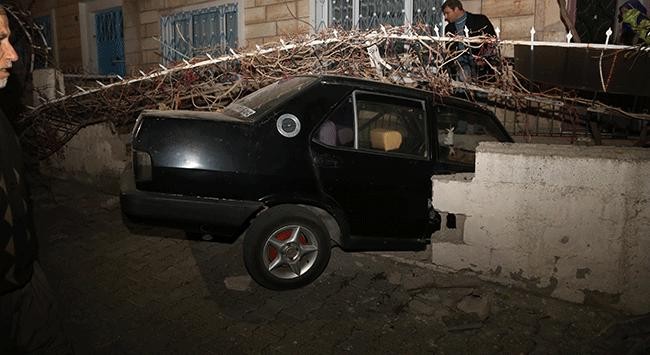 Otomobil yayalara çarptı
