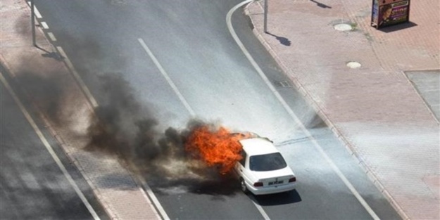 Otomobil yol ortasında alev aldı