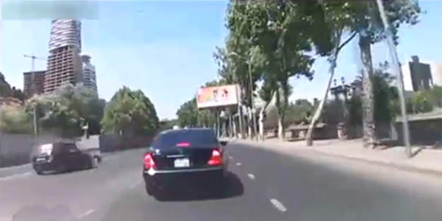 Otomobil yol ortasında dönmeye kalktı ve...