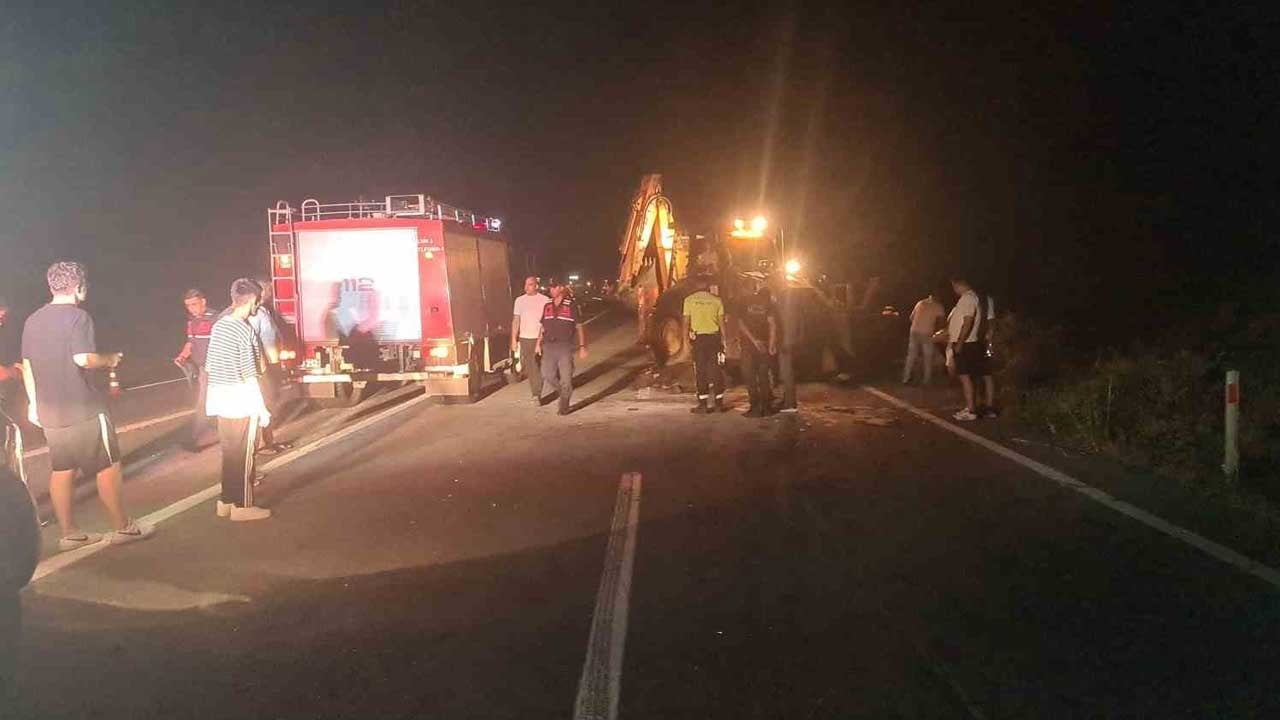 Otomobil yola çıkan mandalara çarptı: 1’i ağır 2 yaralı