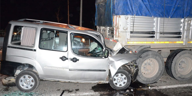 Otomobil, TIR'ın altına girdi