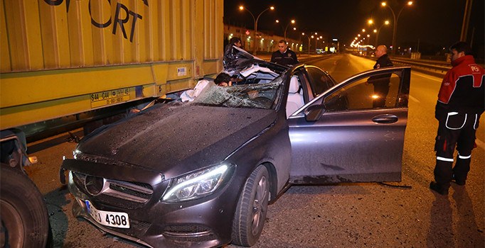 Otomobil yolda duran TIR'ın altına girdi: 4 yaralı
