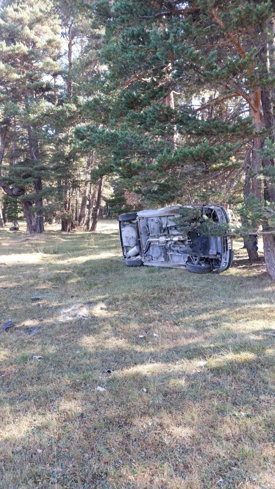 Otomobil yoldan çıkarak takla attı