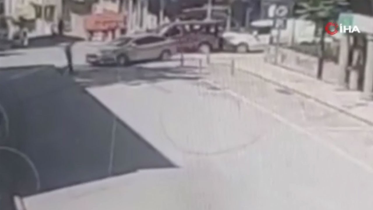 Otomobil yoldan geçen yayayı ezdi! O anlar kamerada