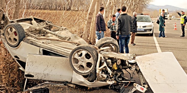 Otomobil kömür yüklü kamyona çarptı: 4 ölü