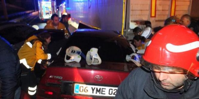 Otomobil tırın altına girdi: 4 yaralı