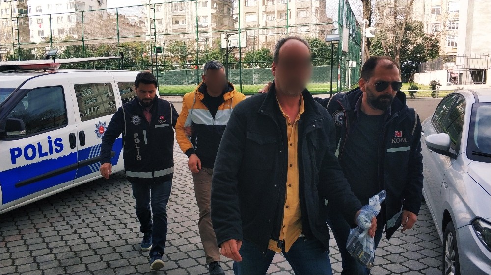 Otomobilde 4 tabanca ele geçti: 2 gözaltı 