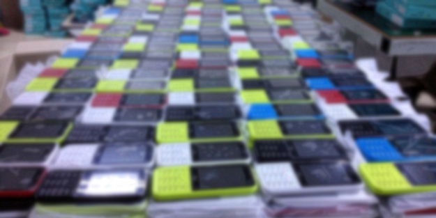 Otomobilde 76 kaçak cep telefonu ele geçirildi