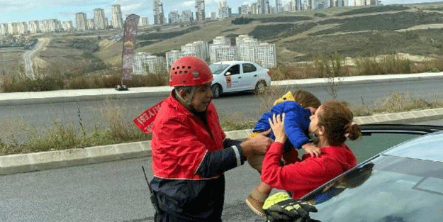 Otomobilde mahsur kalan bebeği itfaiye kurtardı