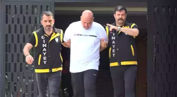 Otomobilde patronunun boğazını kesti, "çek, senet ve altını 'ortada kalmasın' diye aldım" dedi