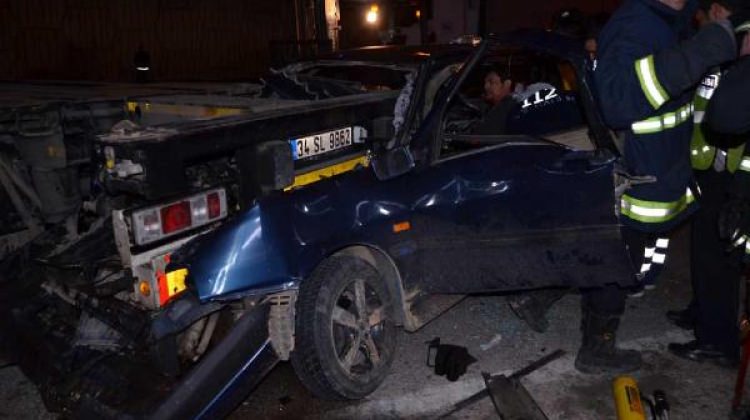 Otomobilde sıkışan sürücü ağır yaralandı