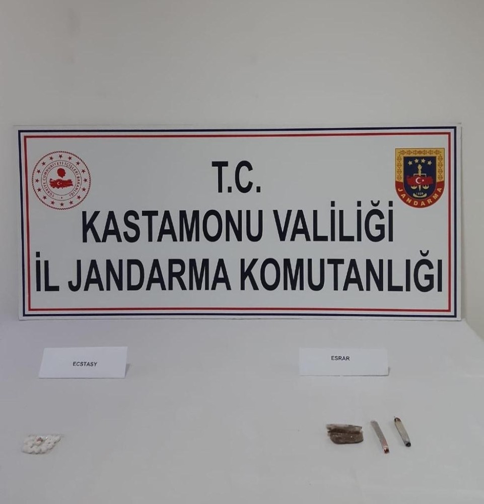Otomobilde uyuşturucu kullanırken jandarmaya yakalandı 