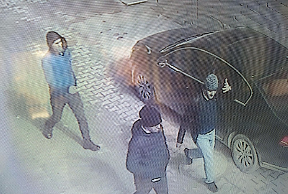 Otomobilden 72 bin TL çalan hırsızlar güvenlik kamerasına yakalandı 