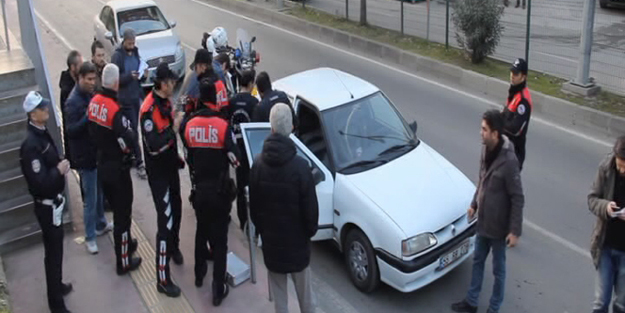 Otomobilden çıkanlara şaşıracaksınız!