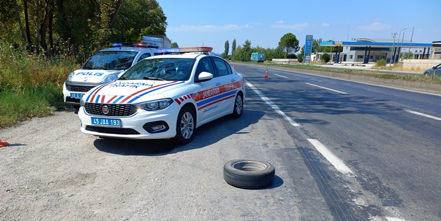 Otomobilden fırlayan lastik, polis memurunu yaraladı