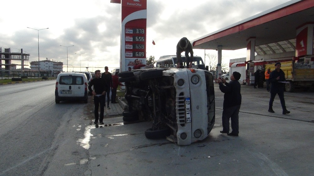 Otomobile çarpan kamyonet, devrilerek 30 metre sürüklendi 