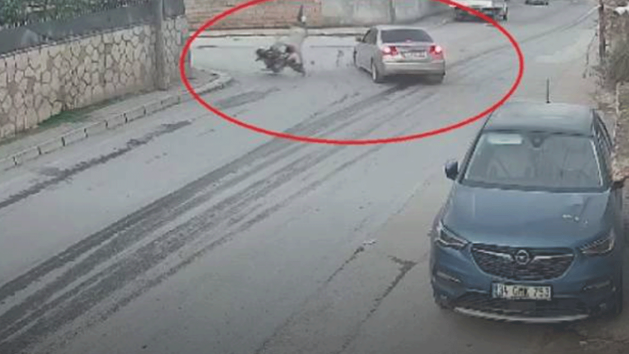 Otomobile çarpan motosiklet sürücüsü metrelerce havaya uçtu!