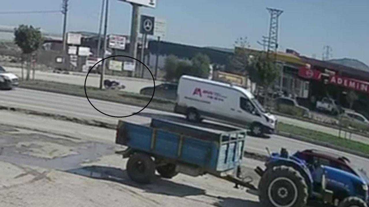 Otomobile çarpan motosikletli metrelerce sürüklendi