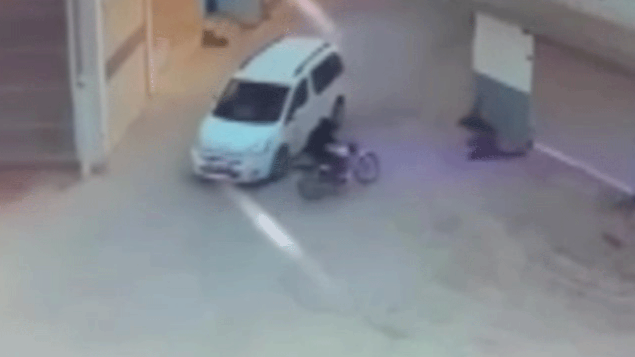 Otomobile çarpmak istemeyen kadın duvara böyle çarptı!