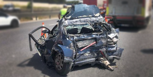 Otomobile kamyonet çarptı, sürücü kağıt gibi ezilen araçtan yaralı çıktı