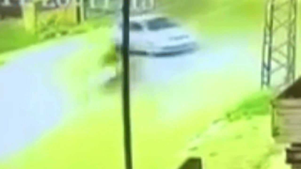 Otomobile ok gibi saplanan motosikletli havaya uçtu!