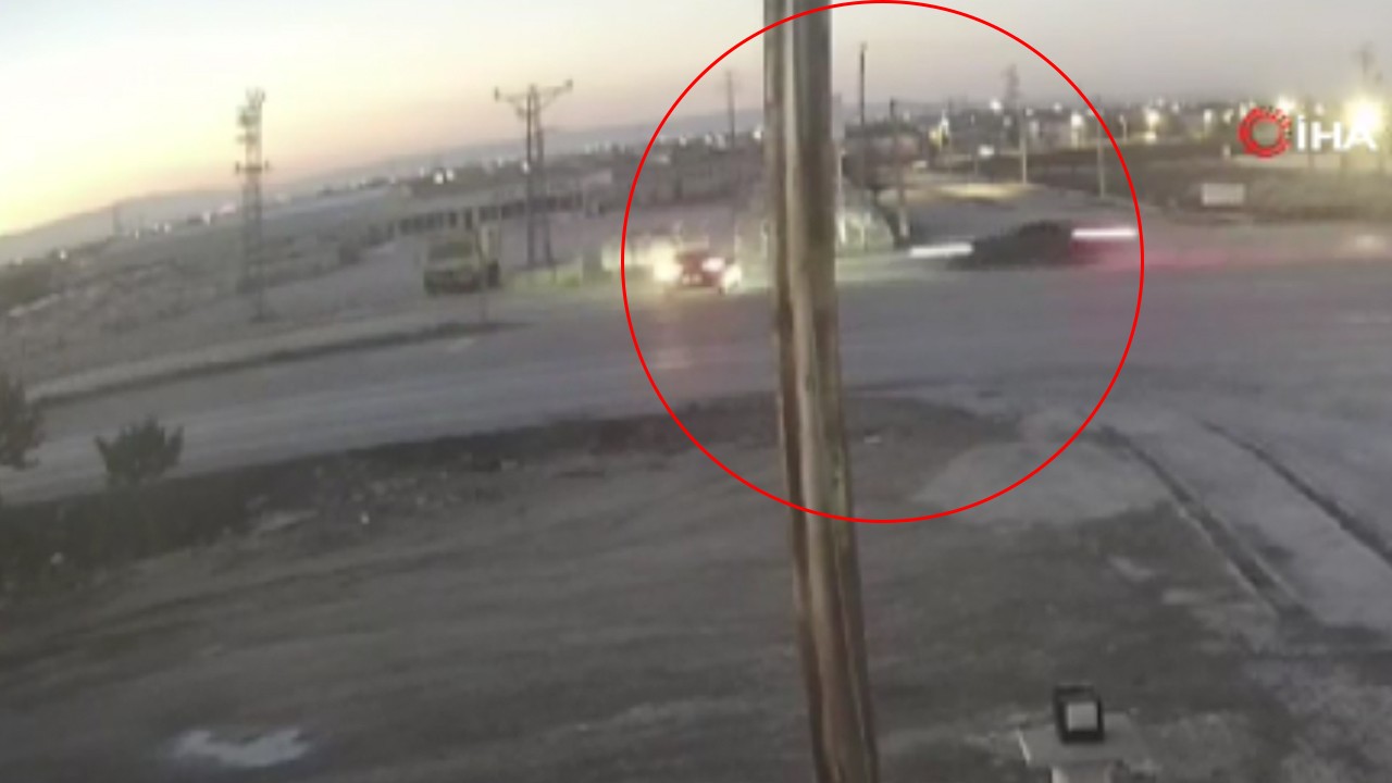 Otomobile ok gibi saplandı! Feci kaza kamerada