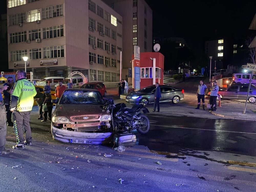 Otomobile ok gibi saplandı! Yaralılar var