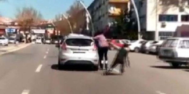 Otomobile tutunan patenli gençler kameralara yakalandı