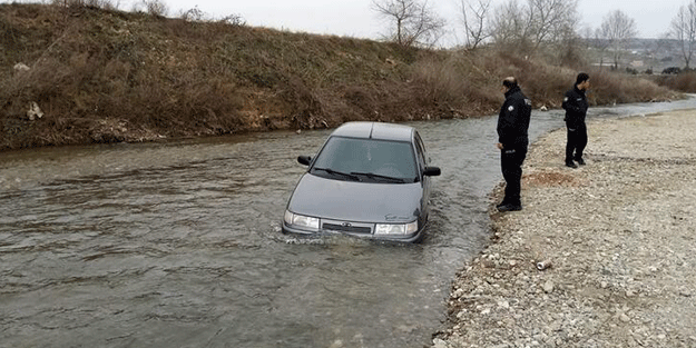 Otomobili dereye düştü! Çıkaramayınca bakın ne yaptı