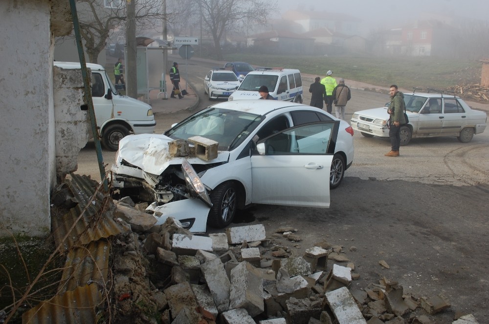 Otomobili sollarken eve daldı 
