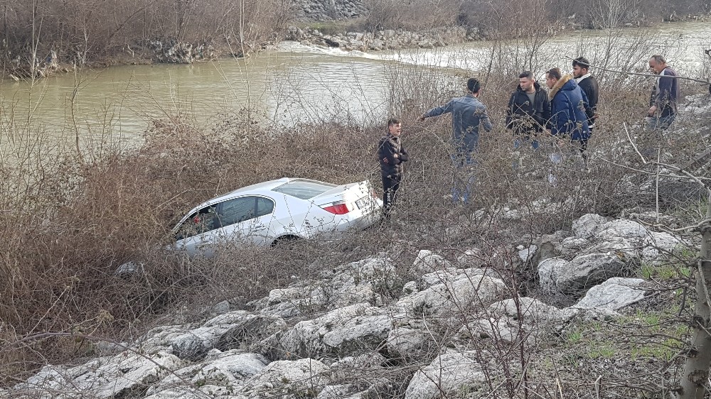 Otomobili sulara gömülmekten çalılıklar kurtardı 