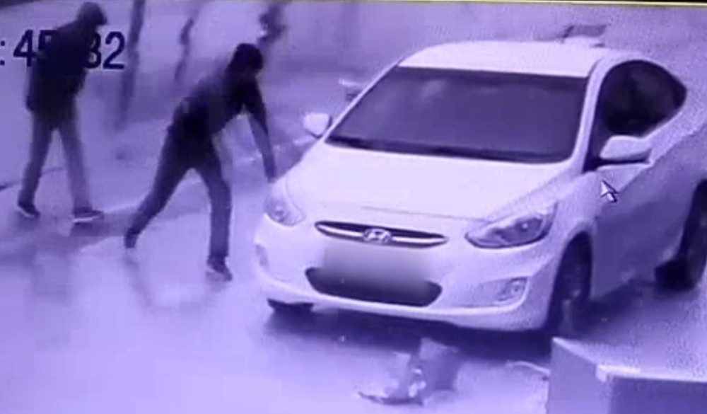 Otomobilin camını taşla kırıp, böyle soydular 
