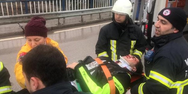 Otomobilin altına giren motosikletin sürücüsü ağır yaralandı