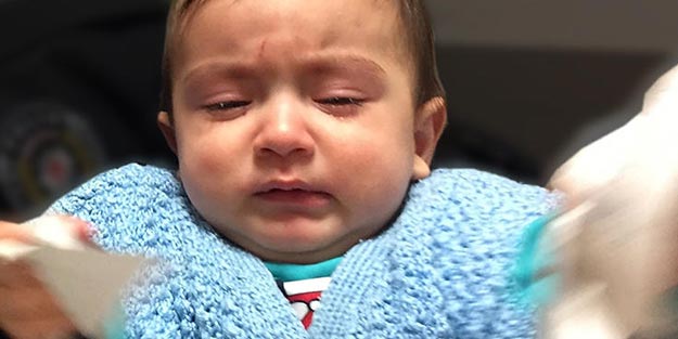 8 aylık bebeğe yapılan yürekleri sızlattı! Otomobilin arkasında...