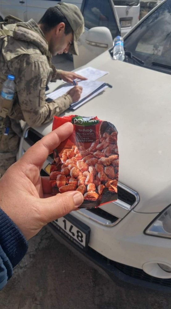 Otomobilin camından dışarı çöp atan sürücüye ceza kesildi 
