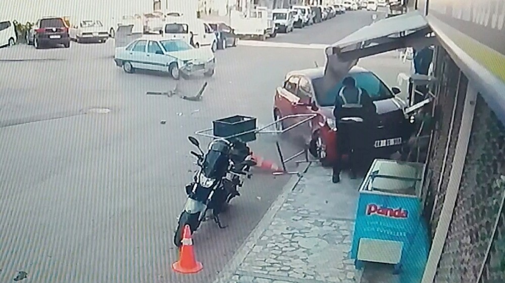 Otomobilin çarpmasından kıl payı kurtuldu 
