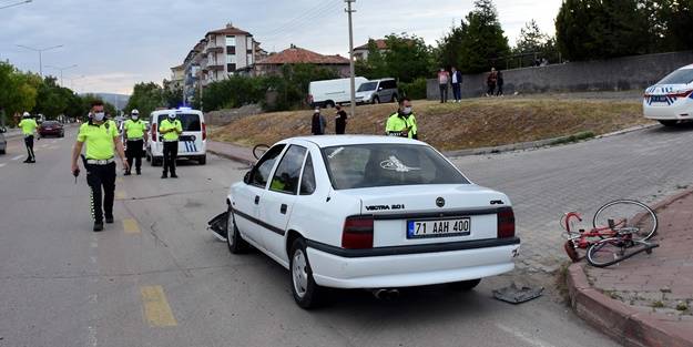 Otomobilin çarptığı 2 bisikletli yaralandı