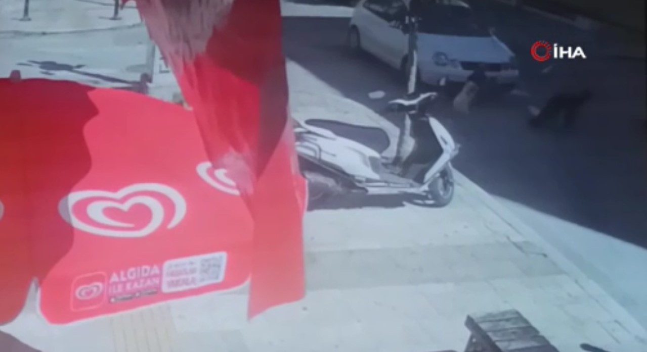 Otomobilin çarptığı an kamerada! Anne ve kızı ölümden döndü