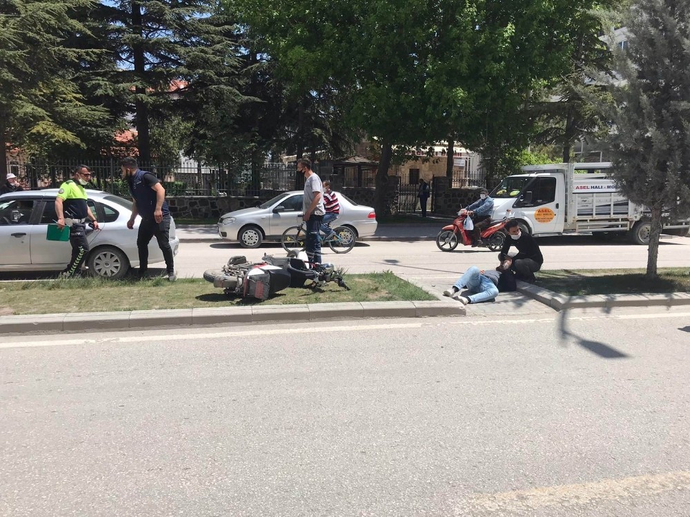 Otomobilin çarptığı elektrikli bisiklet sürücüsü yaralandı 