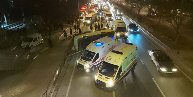 Otomobilin çarptığı midibüs yan yattı: Çok sayıda yaralı var
