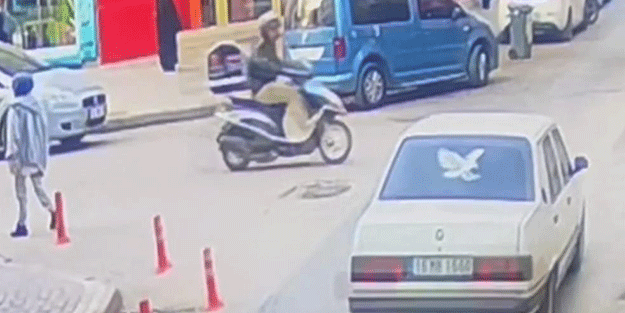 Otomobilin çarptığı motosikletli mağazaya daldı: O anlar kamerada