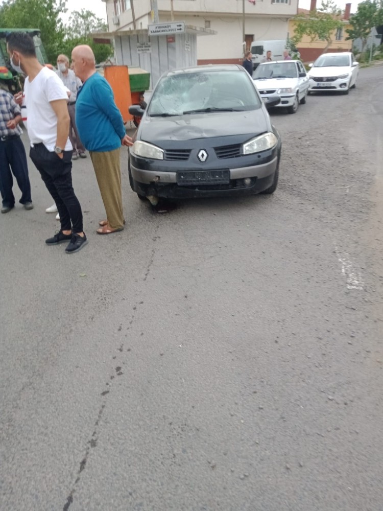 Otomobilin çarptığı motosikletteki 2 kişi yola savruldu 