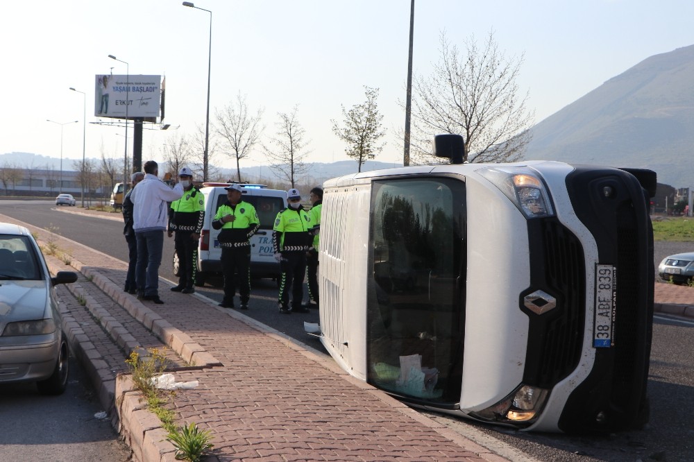 Otomobilin çarptığı panelvan araç yan yattı 