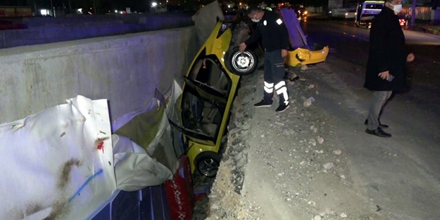 Otomobilin çarptığı taksi betonla toprak arasında asılı halde kaldı