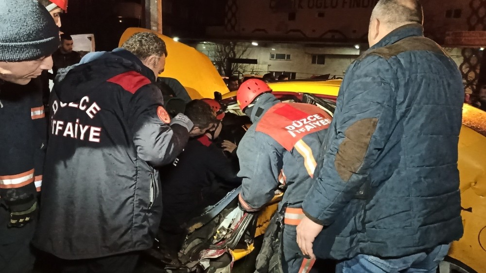 Otomobilin çarptığı ticari taksi, elektrik direğine çarparak durabildi 