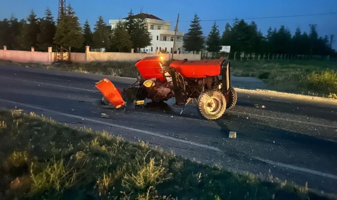 Otomobilin çarptığı traktör 3 parçaya bölündü