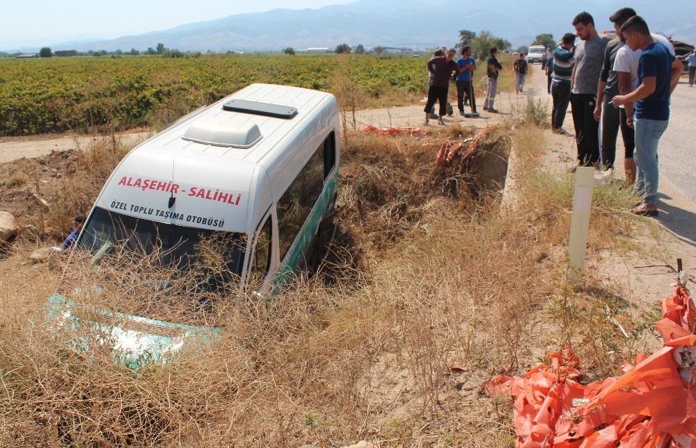 Otomobilin çarptığı yolcu minibüsü dereye uçtu: 9 yaralı 