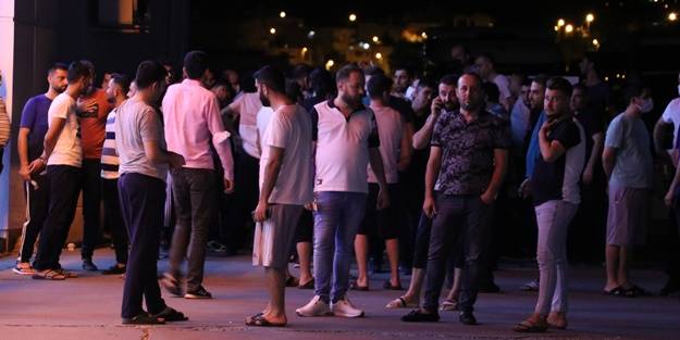 Otomobilin çocuğa çarptığı kaza sonrası mahalle sakinleri yolu trafiğe kapattı