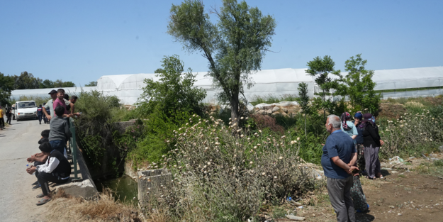 Otomobilin dereye düştü! 2 ölü bir kayıp çocuk...